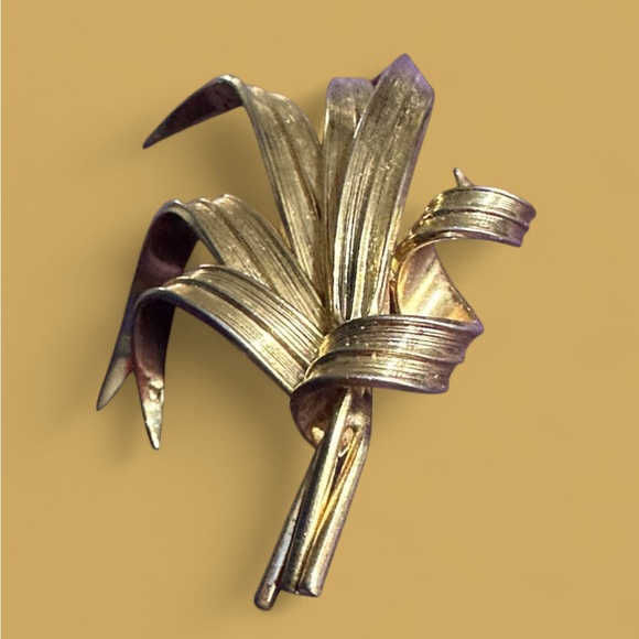 Vintage Grosse For Christian Dior 1960 Gold Tone Classic Brooch Pin - Picture 1 of 5